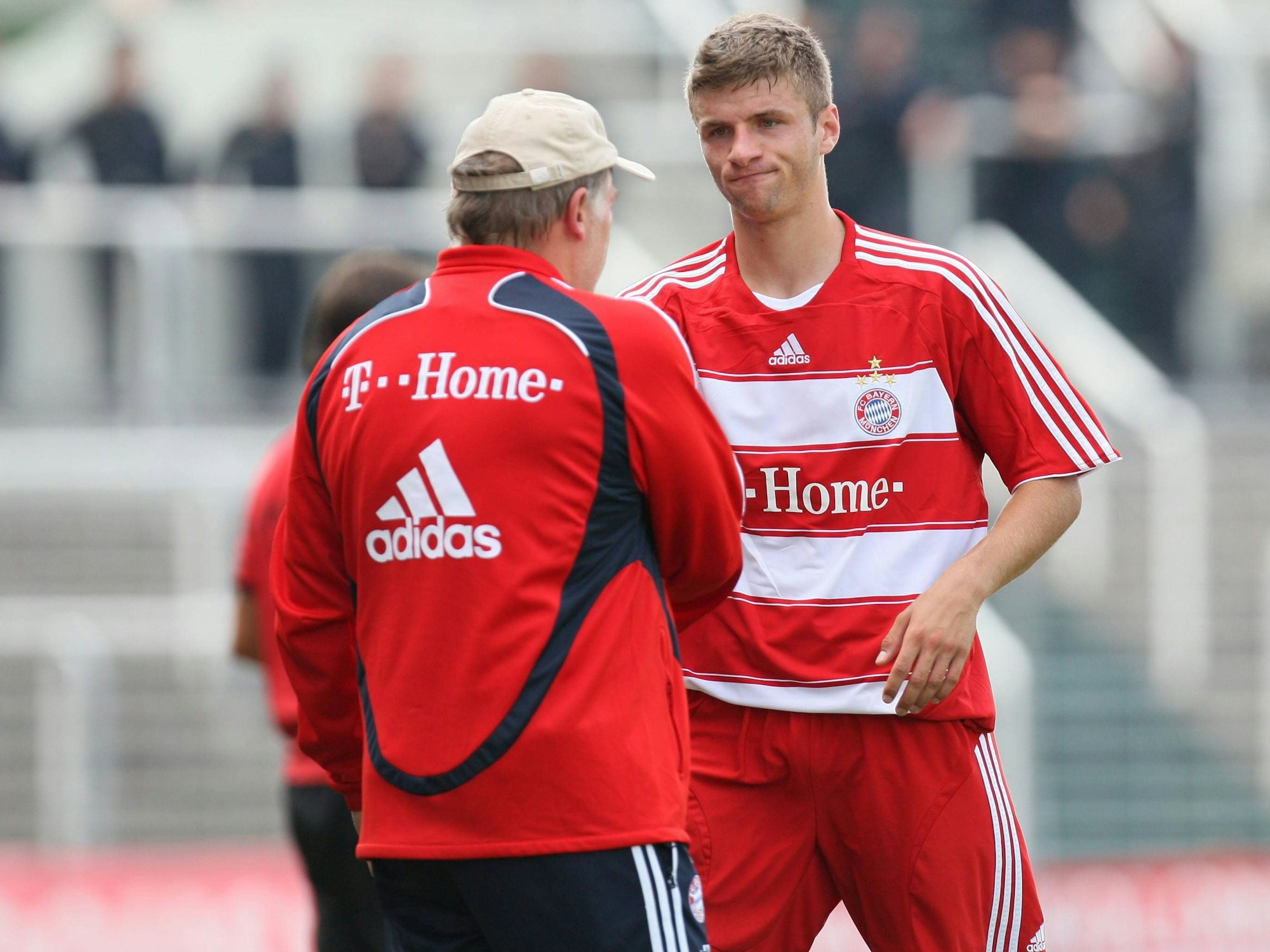 Thomas Müller wird von Trainer Hermann Gerland (Bayern II) ausgewechselt.
