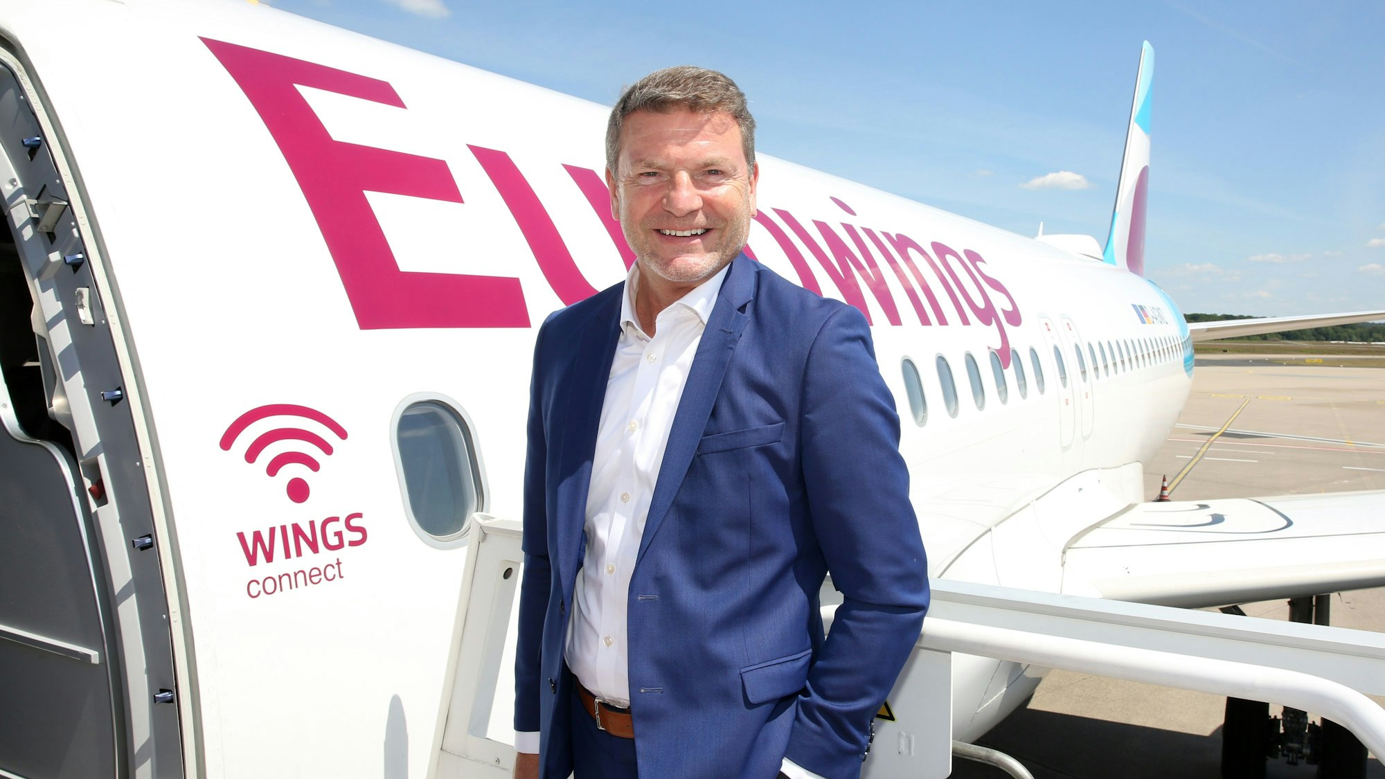 Eurowings-Chef Jens Bischof vor einem Flugzeug am Flughafen Köln/Bonn
