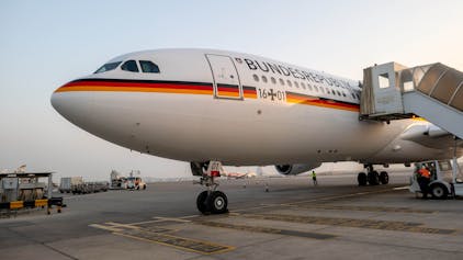 Abu Dhabi: Die Regierungsmaschine, ein Airbus A340-300, musste ungeplant mit Annalena Baerbock an Bord in die Vereinigten Arabischen Emirate zurückkehren.