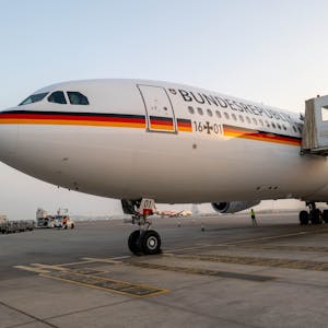 Abu Dhabi: Die Regierungsmaschine, ein Airbus A340-300, musste ungeplant mit Annalena Baerbock an Bord in die Vereinigten Arabischen Emirate zurückkehren.
