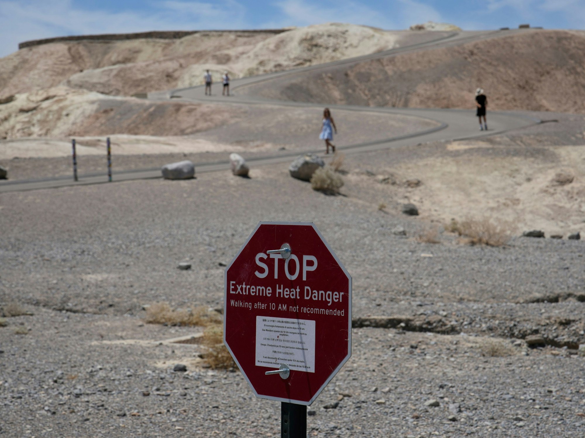 Ein Schild warnt vor extremer Hitze im Death Valley National Park, Kalifornien.