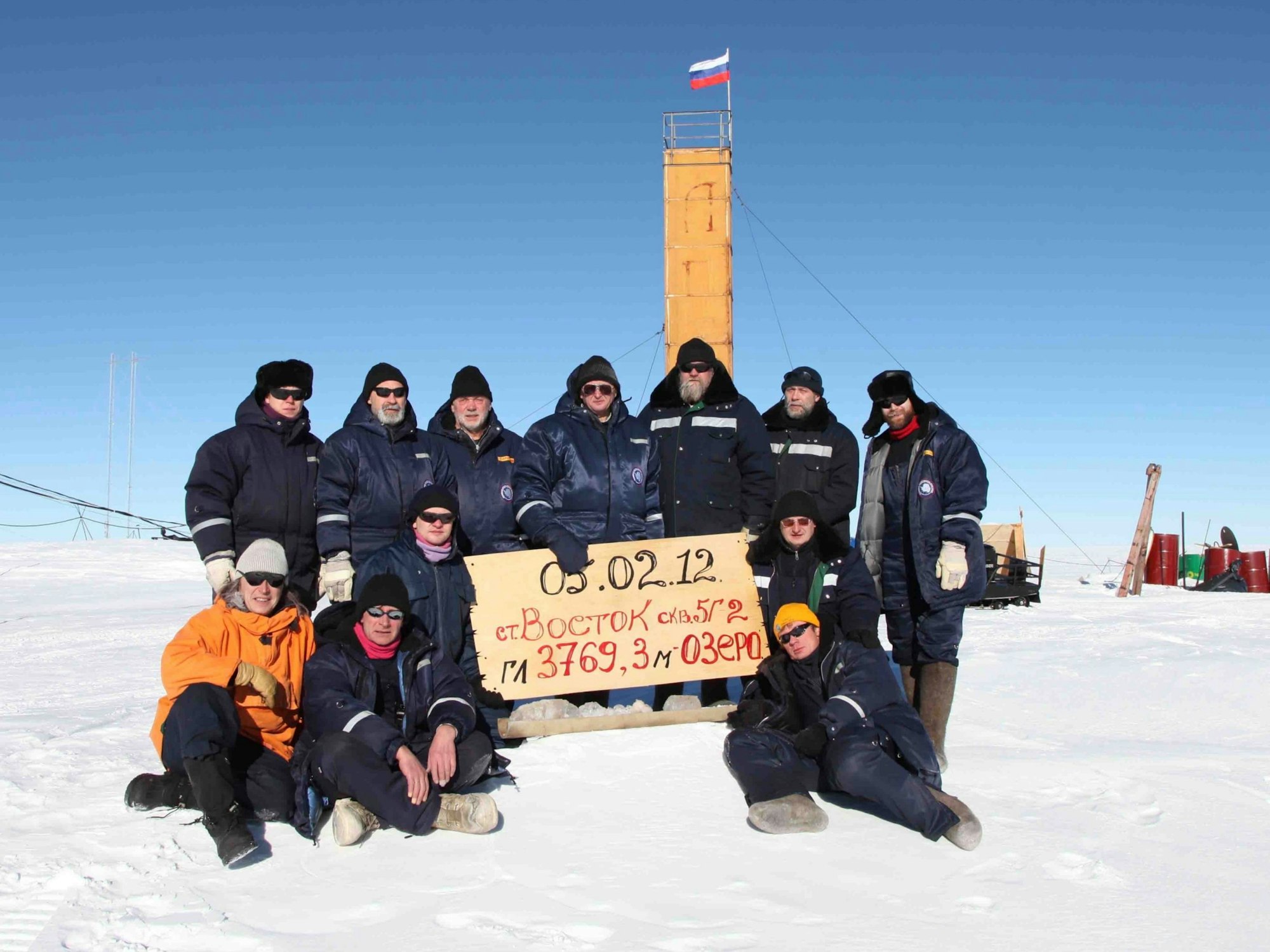 Das Foto zeigt Forschende 2012 vor der russischen Antarktisstation Wostok.