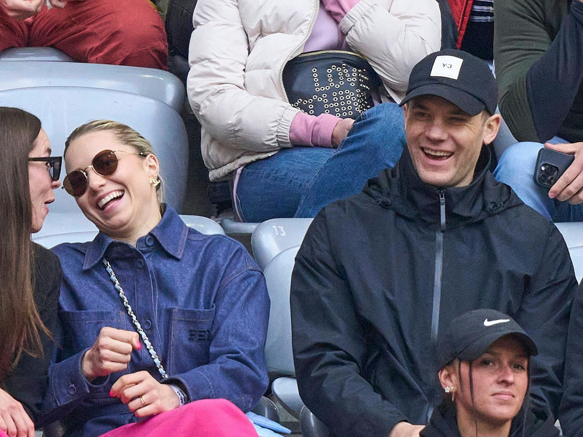 Manuel Neuer mit seiner Freundin Anika Bissel 2023.