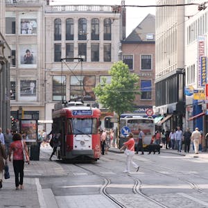 Szene mit Spaziergängern und Straßenbahn in der Innenstadt von Antwerpen 2009.