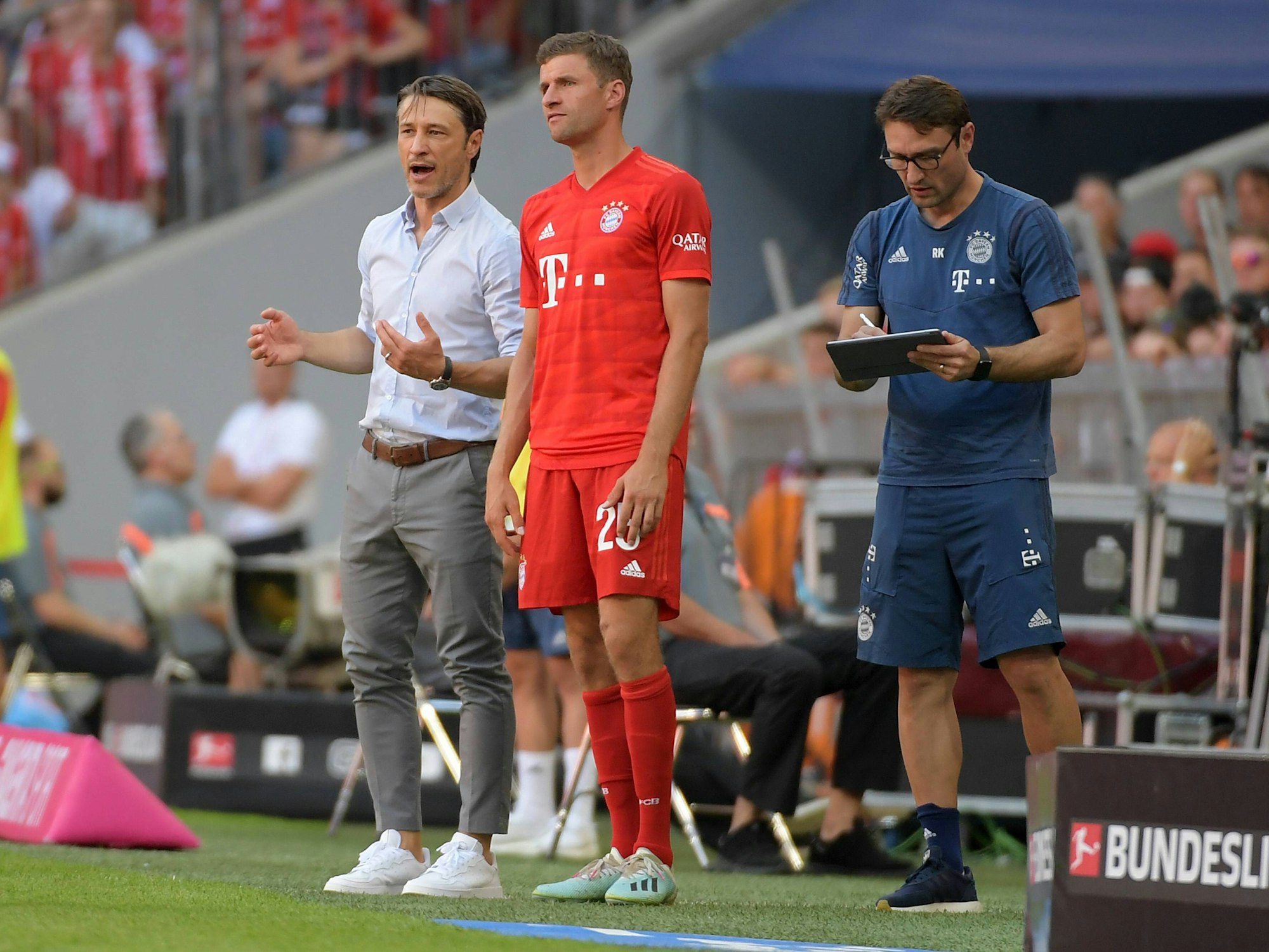 Thomas Müller wird von Chef-Trainer Niko Kovac eingewechselt. 