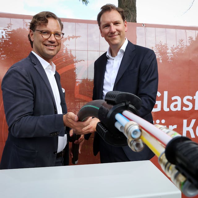 Michael Jungwirth (Vodafone Deutschland) und Christoph Meurer (Meridiam Glasfaser) beim Projekt-Start für den eigenwirtschaftlichen Glasfaser-Ausbau in Köln.

