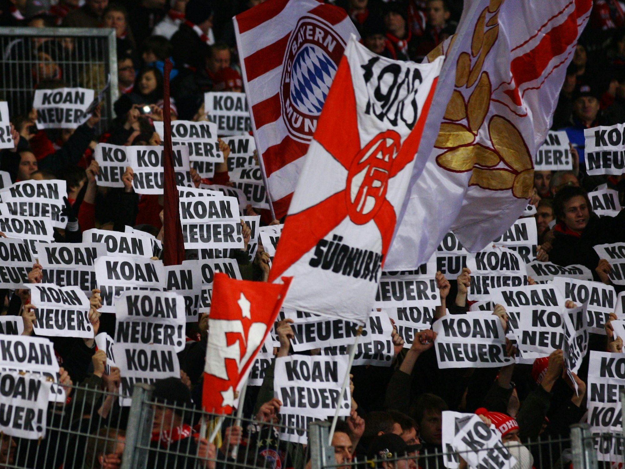 Fans des FC Bayern protestieren gegen den geplanten Transfer von Neuer zum FC Bayern. 
