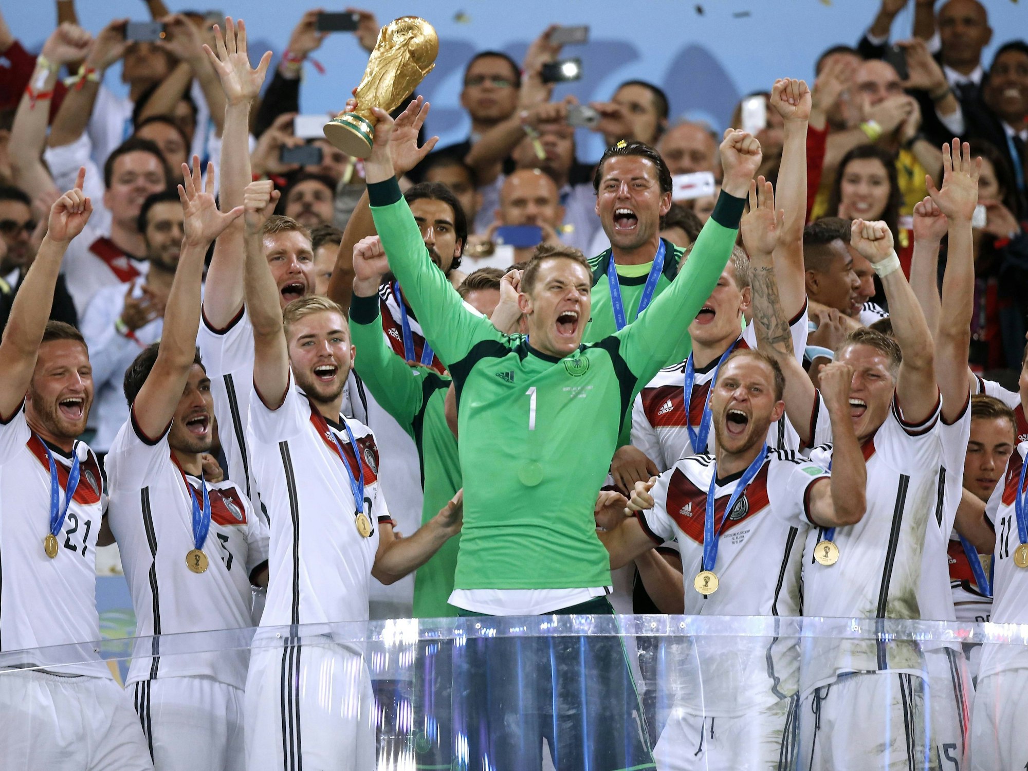 Neuer feiert mit dem WM-Pokal nach dem gewonnenen Finale 2014.