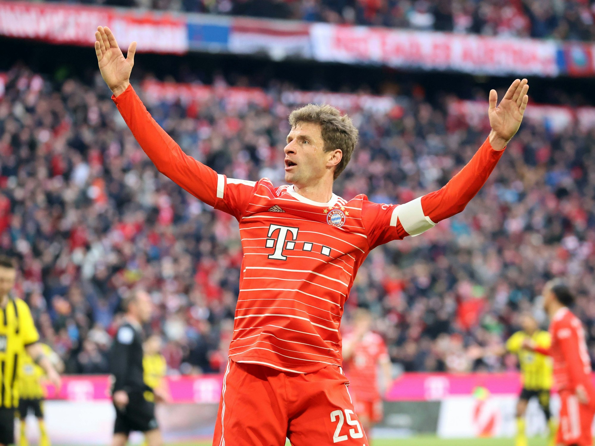 Thomas Müller jubelt beim Spiel zwischen dem FC Bayern und dem BVB.