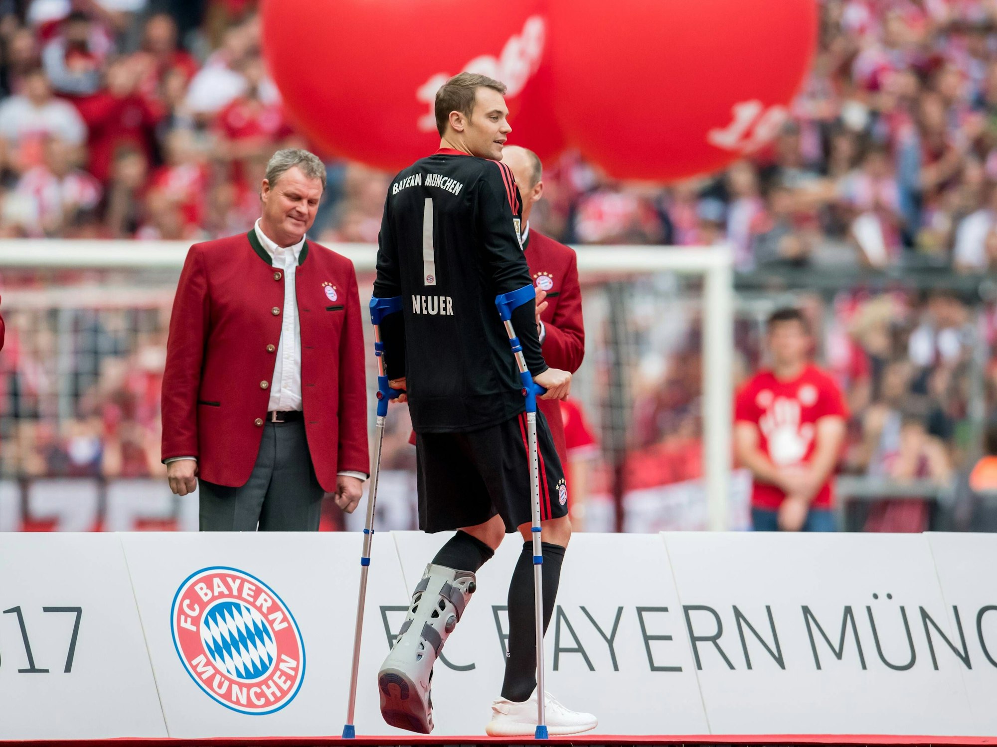 Manu Neuer auf der Bayern-Meisterfeier 2017 mit Krücken. 