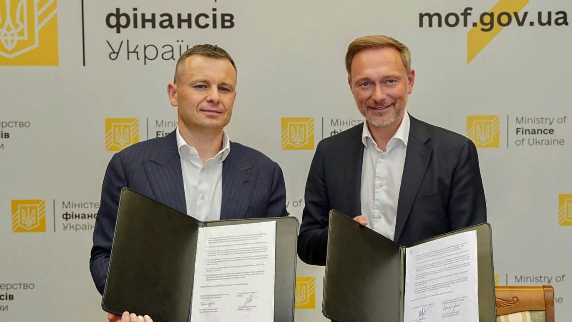 Der ukrainische Finanzminister Sergii Marchenko und der deutsche Bundesfinanzminister Christian Lindner zeigen die unterzeichnete gemeinsame Absichtserklärung zur Stärkung der Zusammenarbeit zwischen dem ukrainischen Finanzministerium und dem deutschen Finanzministerium.