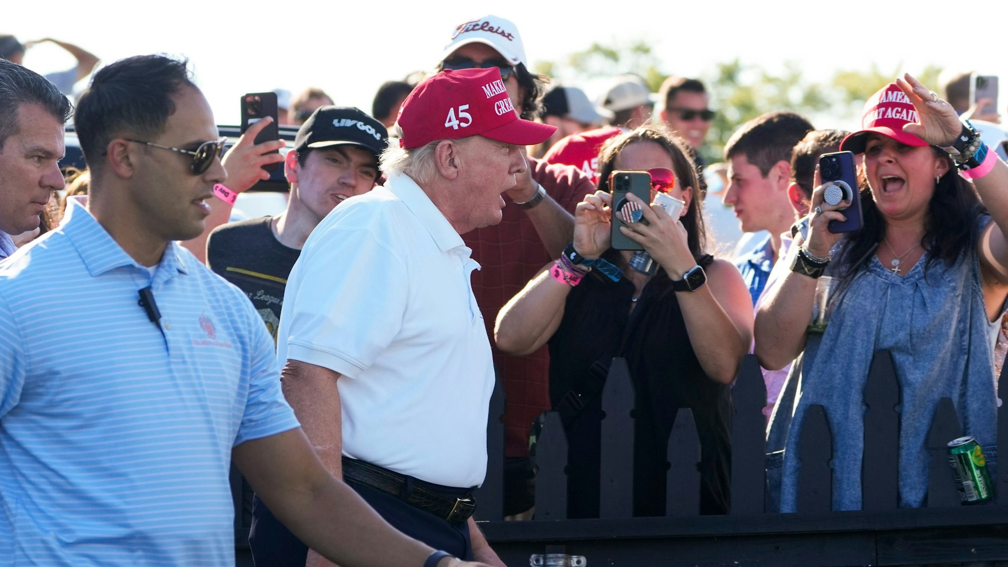 dpatopbilder - 14.08.2023, USA, Bedminster: Donald Trump, ehemaliger Präsident der USA, spricht mit Menschen in der Menge als er über das 18. Loch schaut, während der letzten Runde des Bedminster Invitational LIV Golfturniers in Bedminster, New Jersey. Foto: Seth Wenig/AP/dpa +++ dpa-Bildfunk +++
