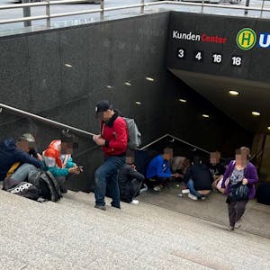 Ein Treppenabgang zur U-Bahn auf dem Neumarkt dient vielen Drogenkonsumenten als Rückzugsort.