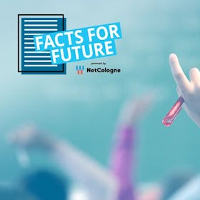 Ein Schülerfinger zeigt nach oben mit einem Stift in der Hand. Daneben das Logo für die Aktion "Facts for Future"
