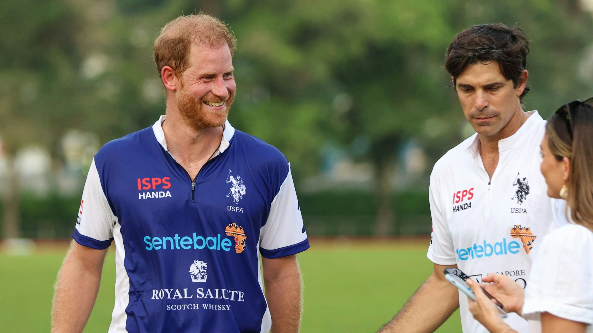 Der britische Prinz Harry lächelt nach dem Spiel beim Sentebale ISPS Handa Polo Cup in Singapur.
