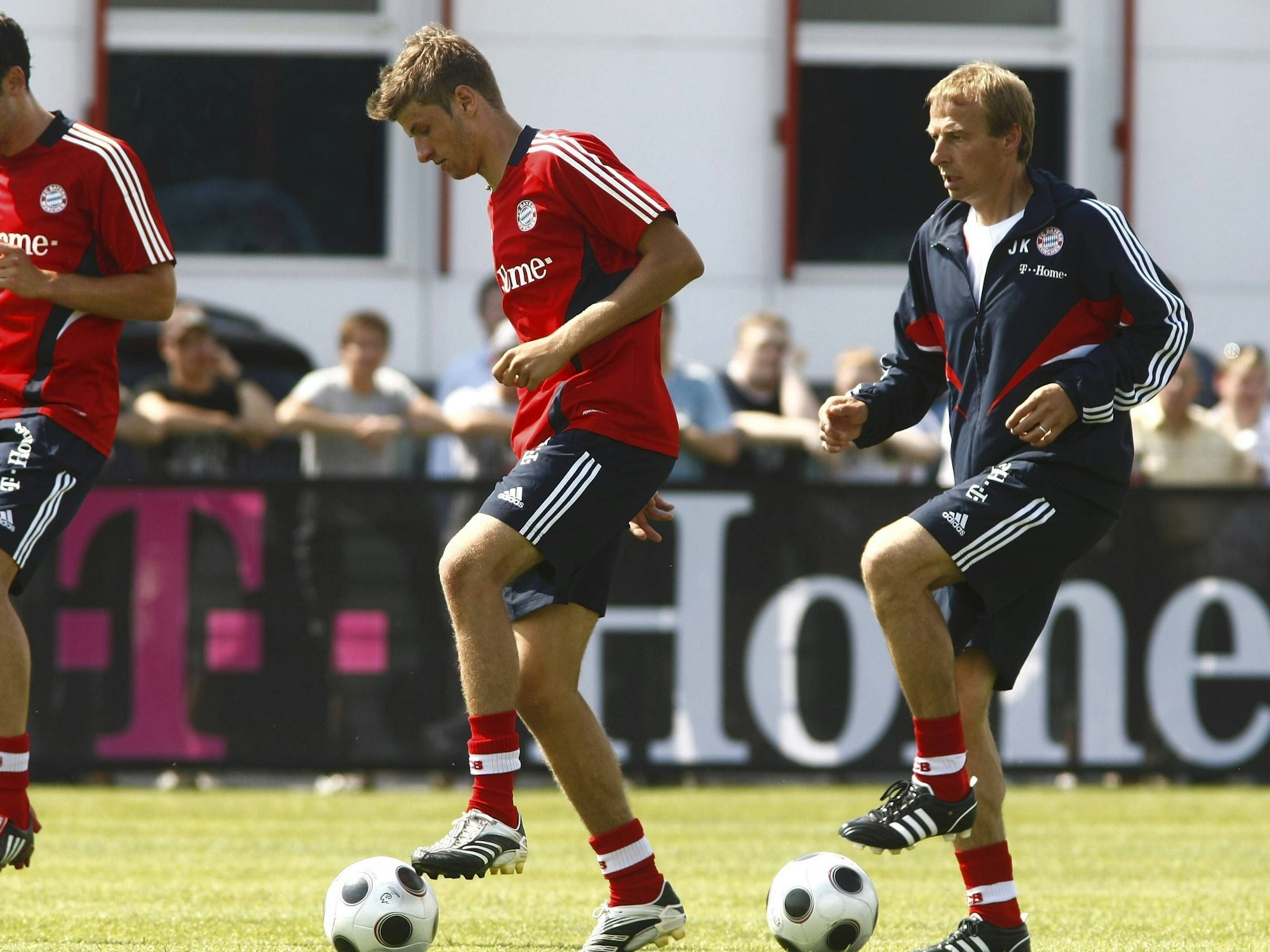 Trainer Jürgen Klinsmann und Thomas Müller beim Bayern Training.