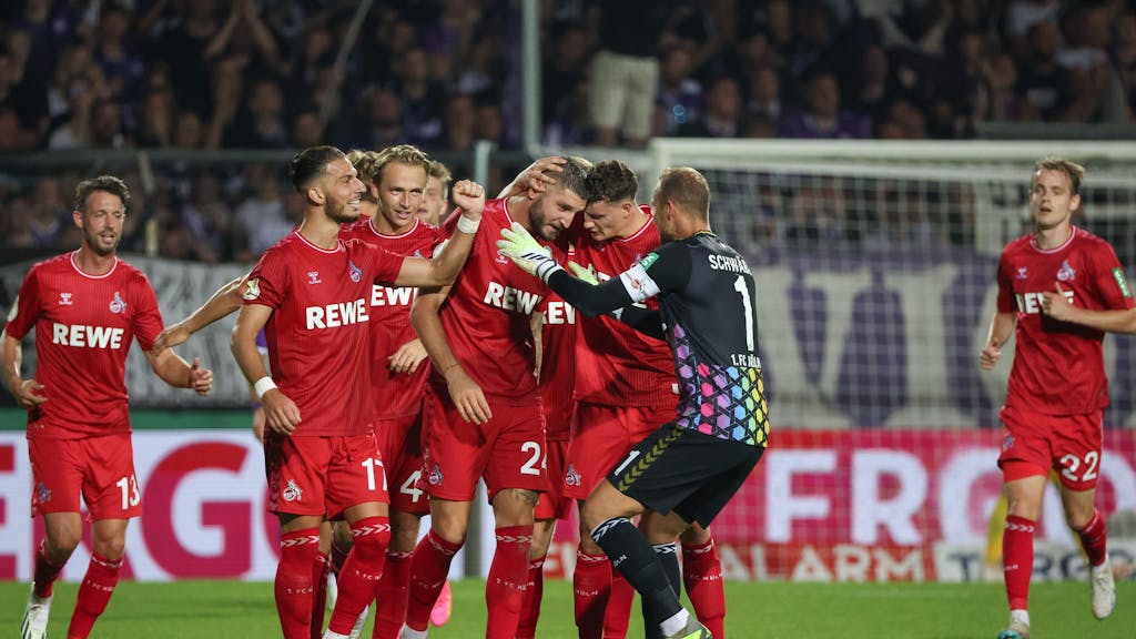 Die Spieler des 1. FC Köln jubeln über ein Tor für im DFB-Pokal.
