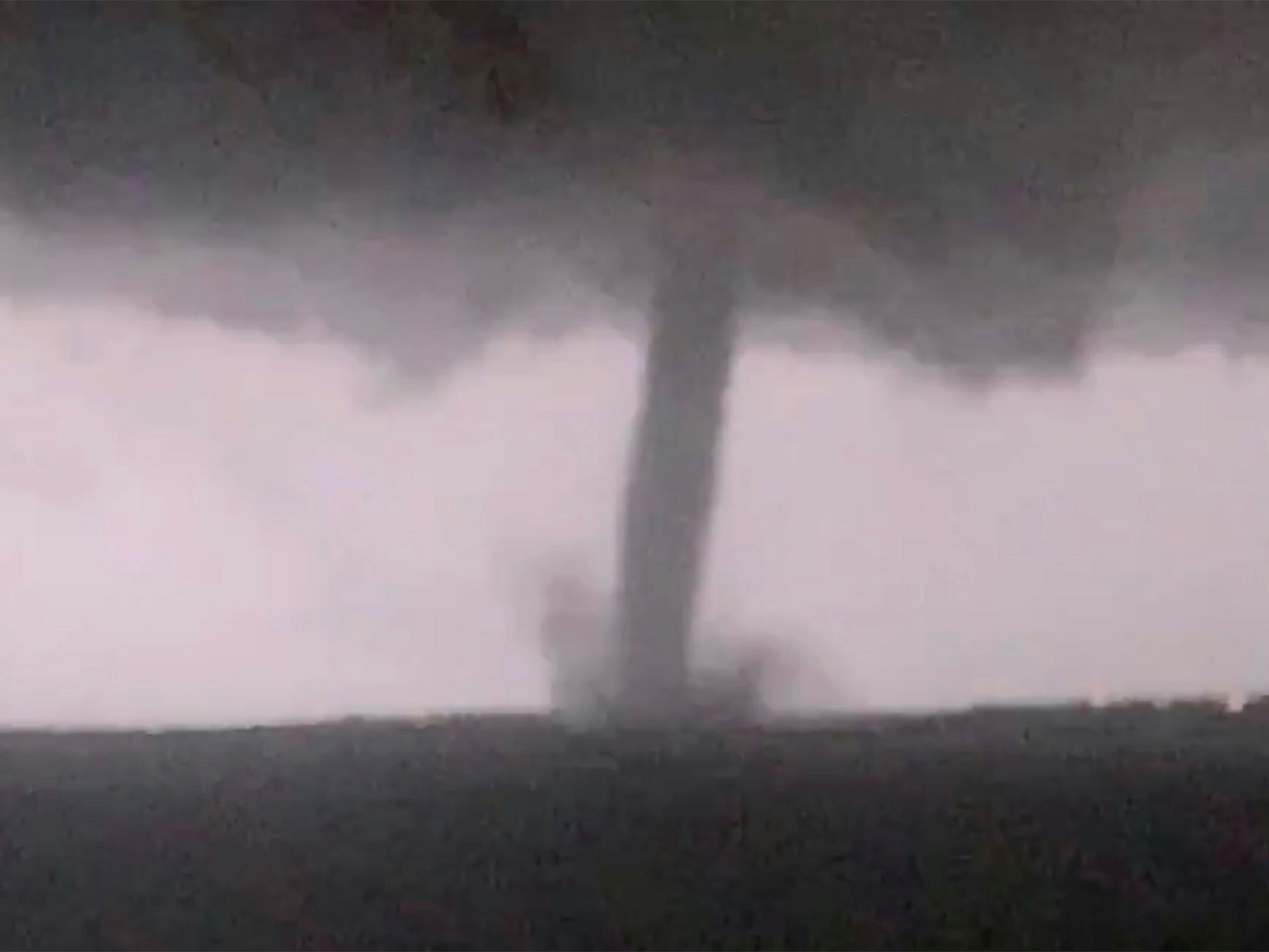 Das Videostandbild eines Twitter-Nutzers zeigt einen Tornado der durch die texanische Stadt wirbelt. Laut dem Nationalen Wetterdienst verursachte die Windhose große Schäden am Stromnetz. +++ dpa-Bildfunk +++