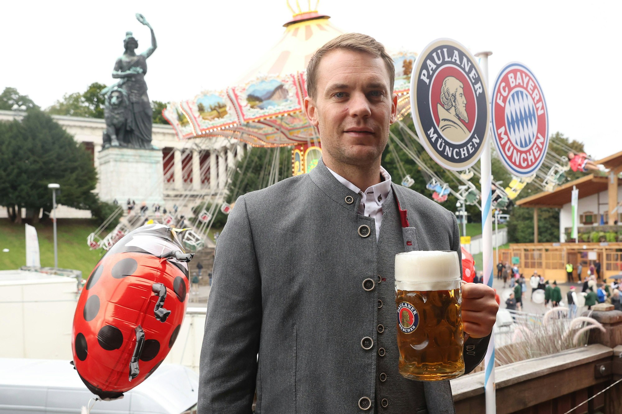 Manuel Neuer bei einem Oktoberfestbesuch mit einer Maß Bier in der Hand.