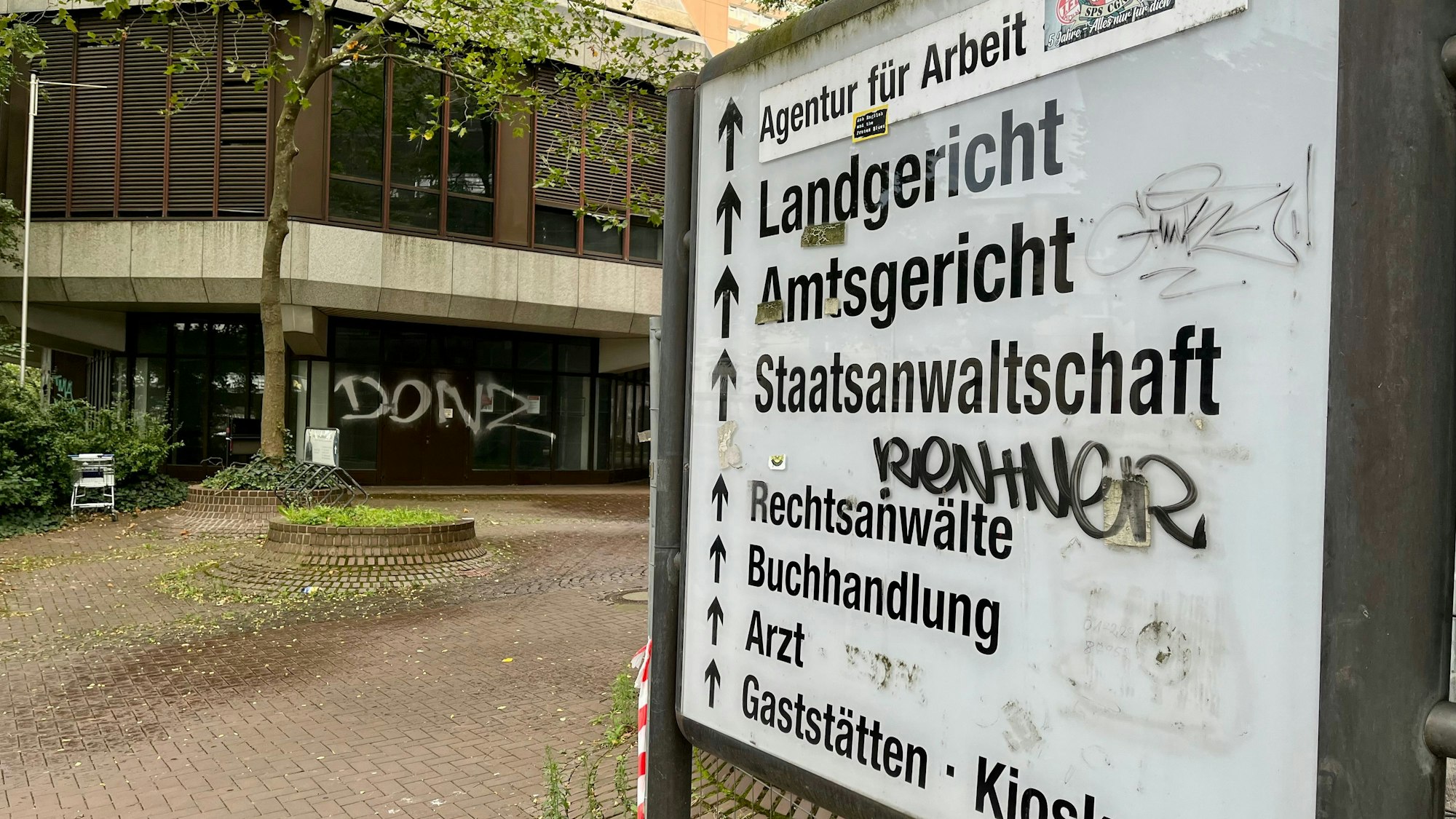 Ein Hinweisschild am Kölner Justizzentrum