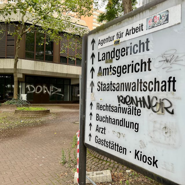 Schilder vor dem Amts-und Landgericht in Köln.