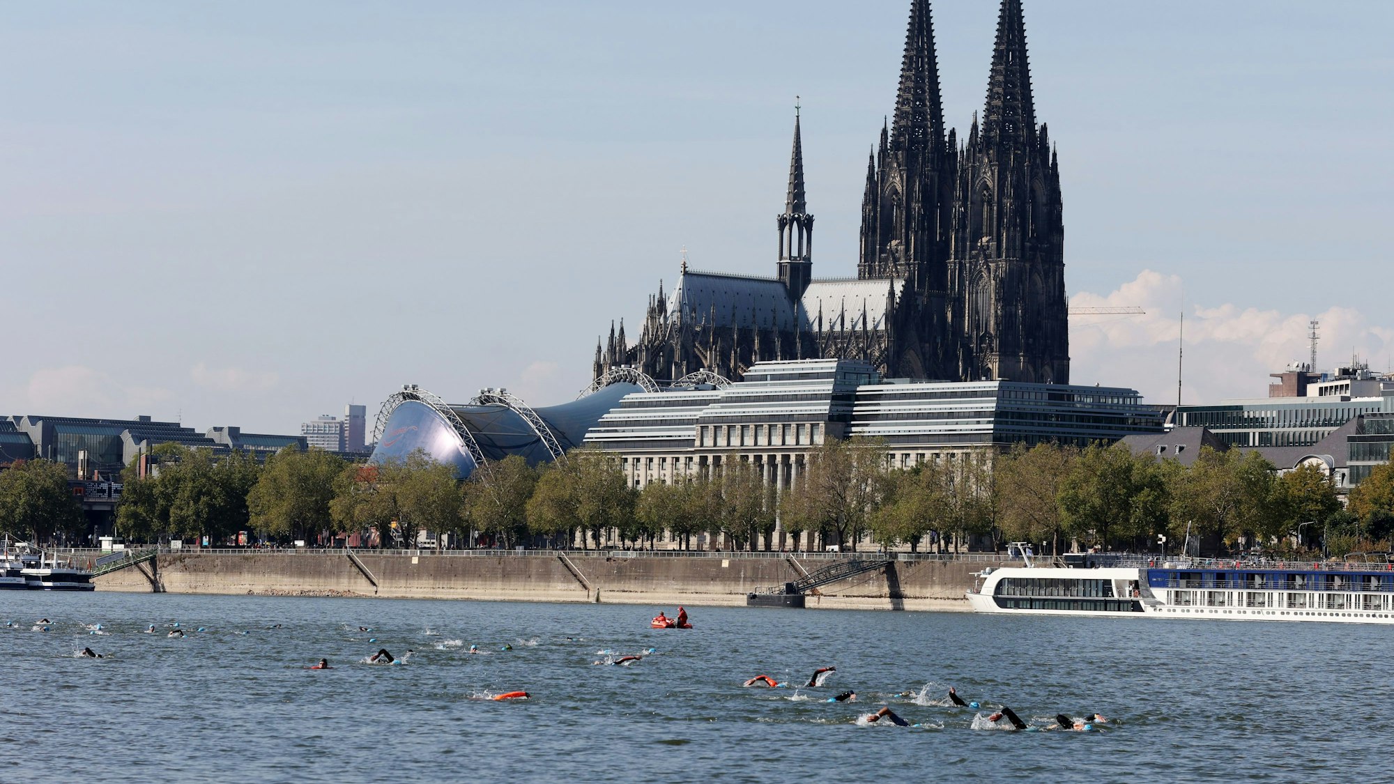04.09.2022
Köln: 
Triathlon Köln - Schwimmstart der Olympischen Distanz im Deutzer Hafen, danach Wechselzone
Foto:Martina Goyert


