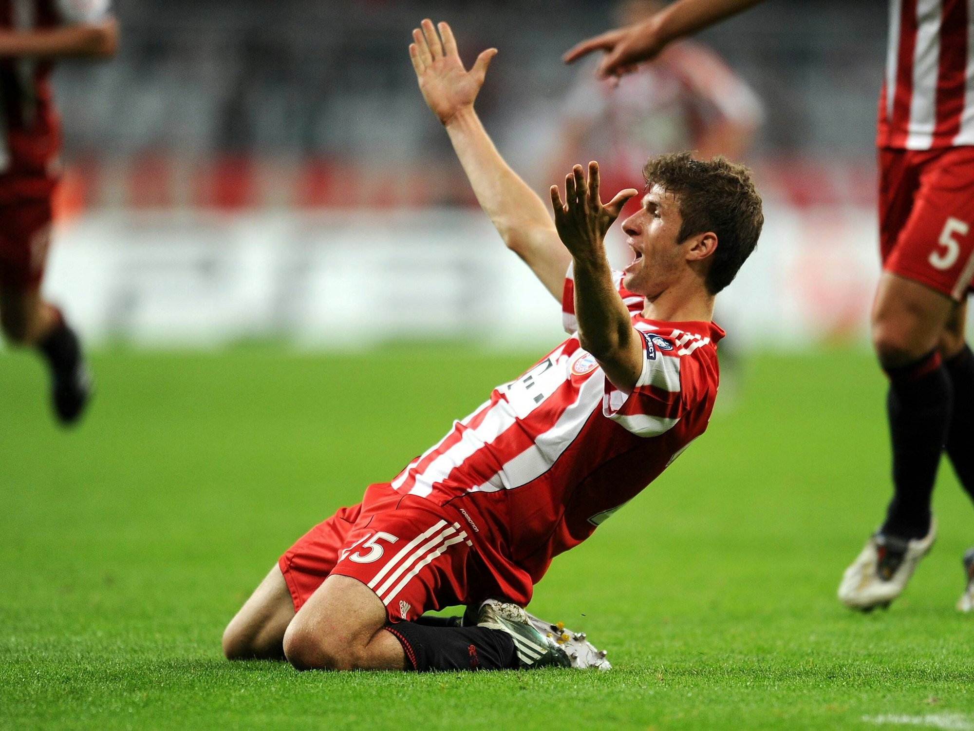 Thomas Müller jubelt über einen Bayern-Treffer auf den Knien. 