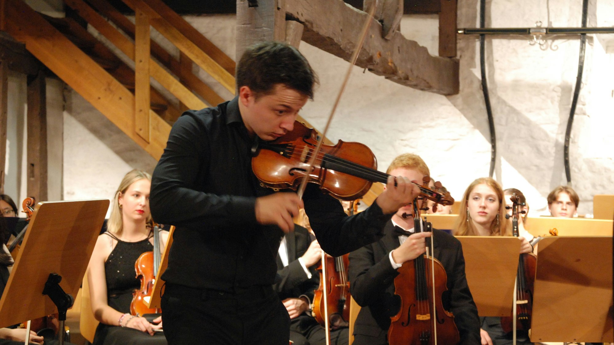Der junge Geigenvirtuose Johan Dalene beim Spielen.