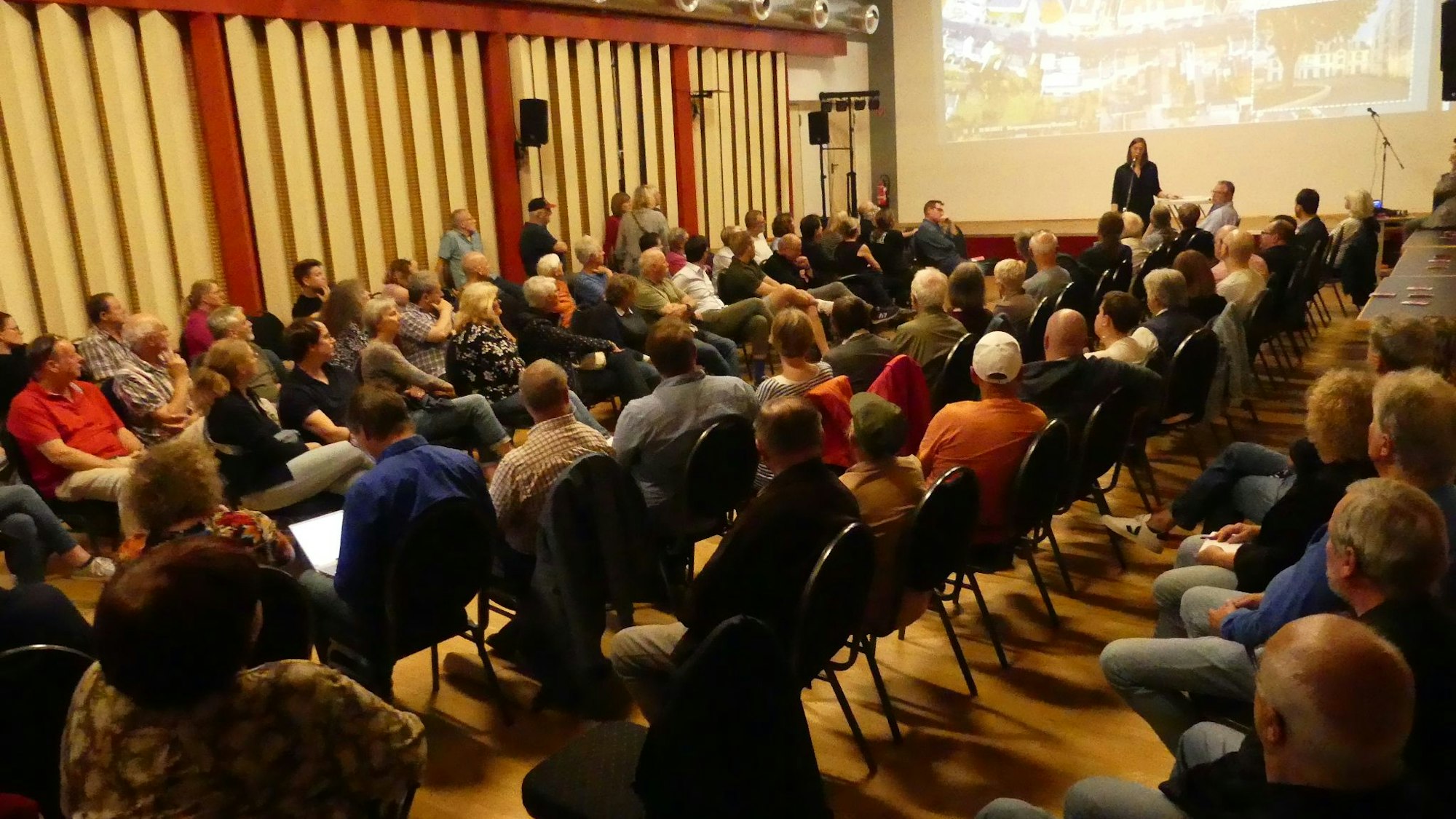 Die gut besuchte Bürgerversammlung zur Zukunft des Coty-Geländes in Bickendorf