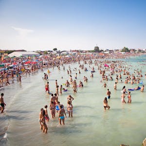 Der Strand in Costinesti gehört zu den beliebtesten Touristenorten in Rumänien. Am Montag explodierte hier eine vermutlich russische Seemine und sorgte für Aufregung bei Urlaubern und Bewohnern des Ortes. (Archivbild)