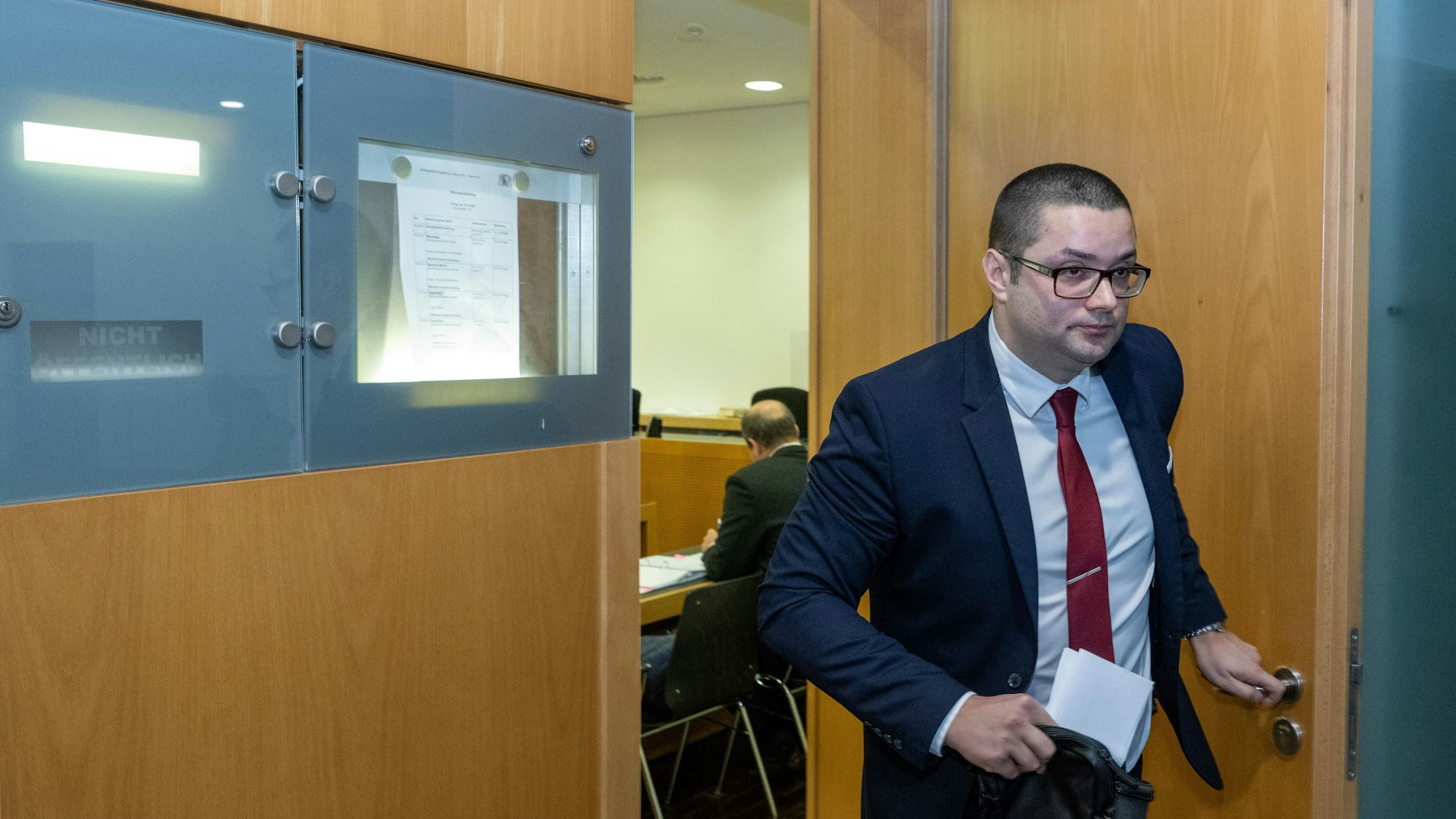 Andreas Jurca (AfD), Mitarbeiter der Landtagsfraktion, verlässt im Augsburger Strafjustizzentrum einen Gerichtssaal, nachdem er in einem Prozess als Zeuge ausgesagt hatte. Der 35-Jährige ist nach eigenen Angaben Opfer eines gewalttätigen Angriffs geworden.