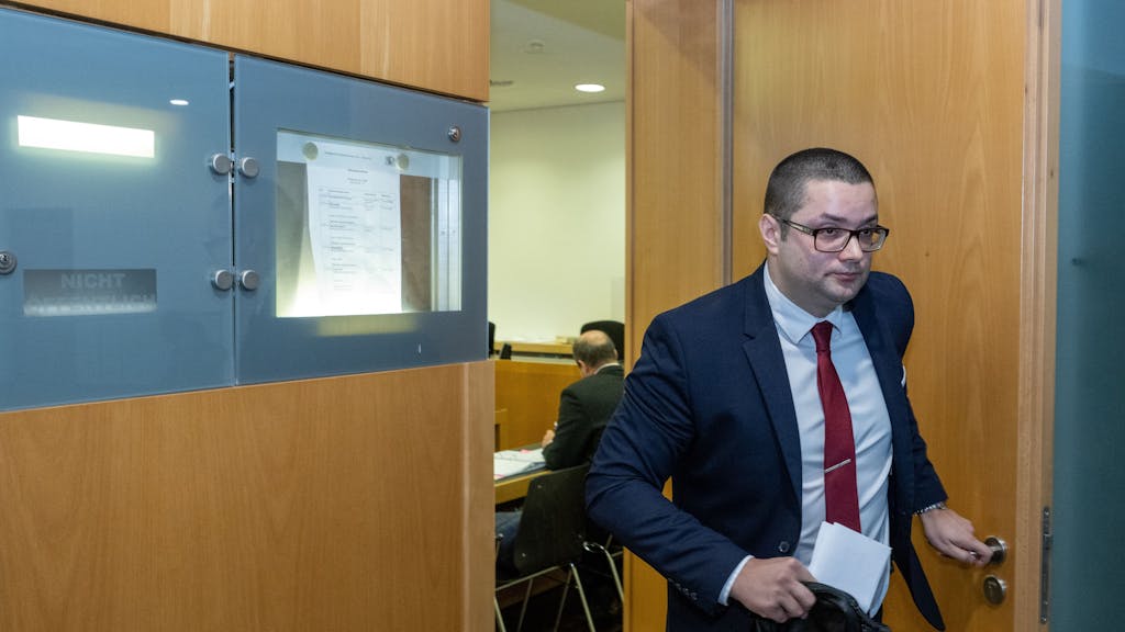 Andreas Jurca (AfD), Mitarbeiter der Landtagsfraktion, verlässt im Augsburger Strafjustizzentrum einen Gerichtssaal, nachdem er in einem Prozess als Zeuge ausgesagt hatte. Der 35-Jährige ist nach eigenen Angaben Opfer eines gewalttätigen Angriffs geworden.