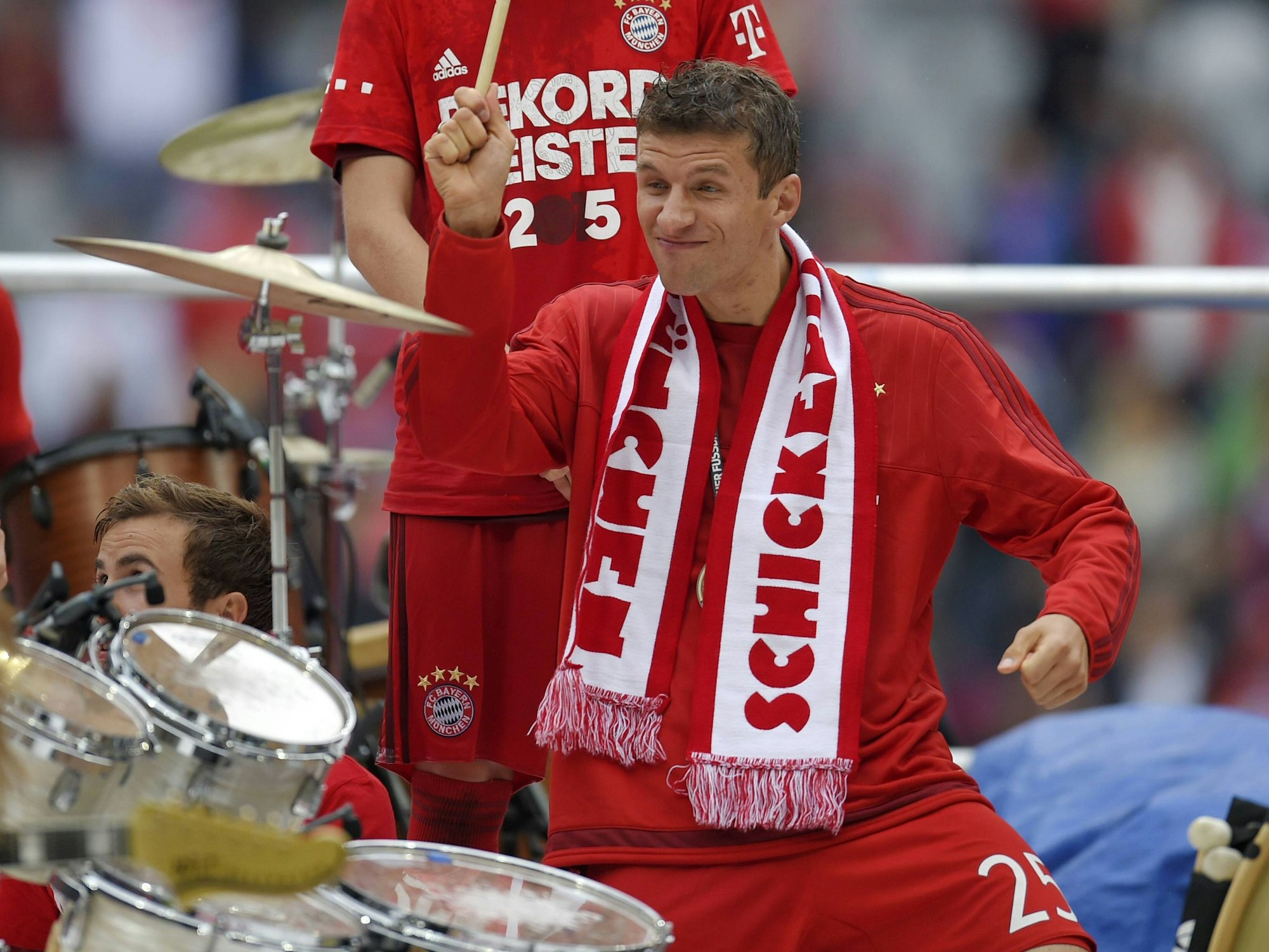 Thomas Müller spielt nach dem Gewinn der Deutschen Meisterschaft Schlagzeug.