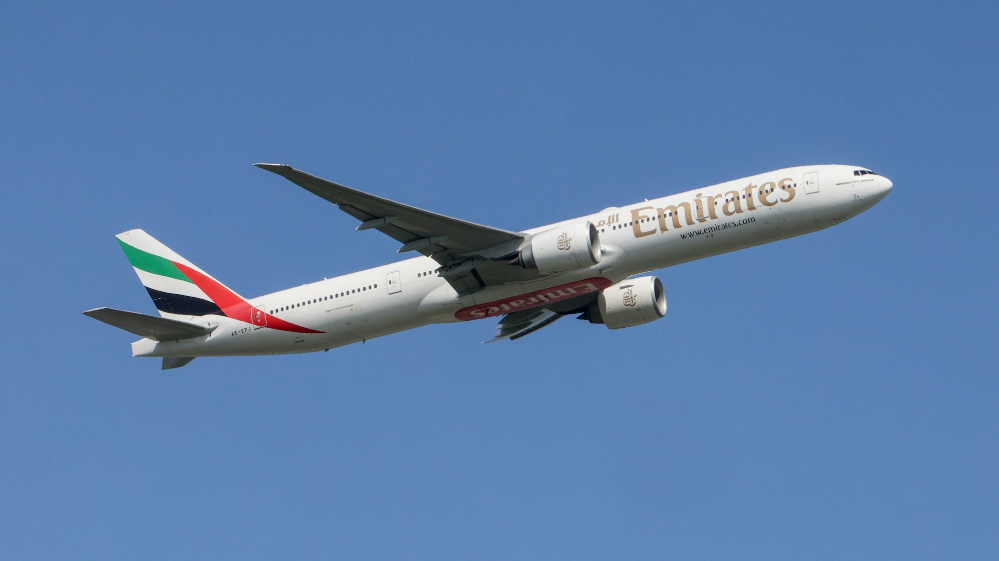 Eine Boeing 777 von Emirates fliegt am Himmel in der klassischen Lackierung der arabischen Fluggesellschaft. (Symbolbild)