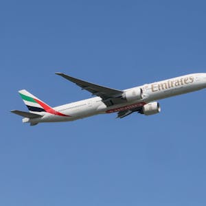 Eine Boeing 777 von Emirates fliegt am Himmel in der klassischen Lackierung der arabischen Fluggesellschaft. (Symbolbild)