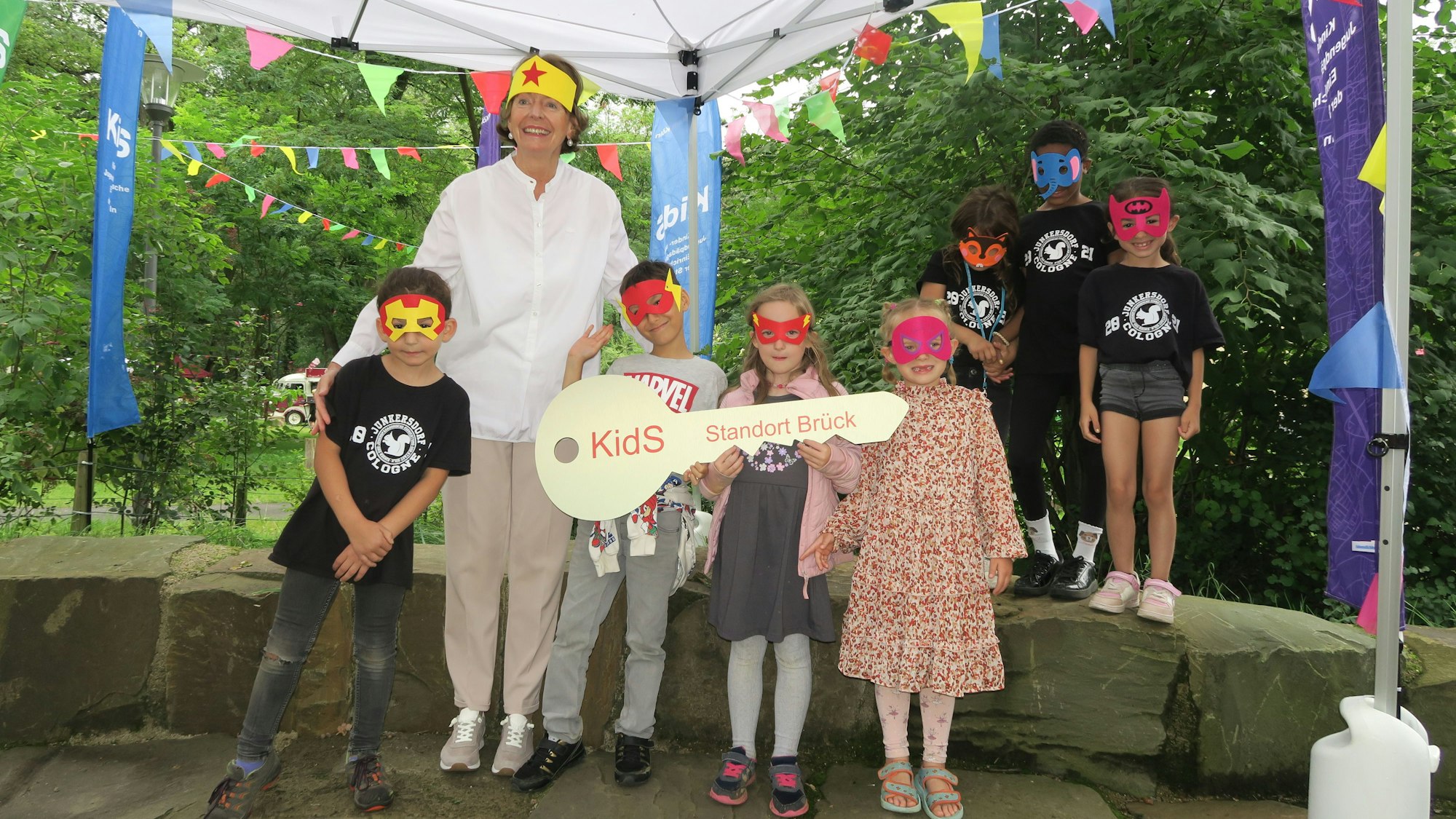 Kölner Oberbürgermeisterin Henriette Reker bei der Schlüsselübergabe mit Kindern