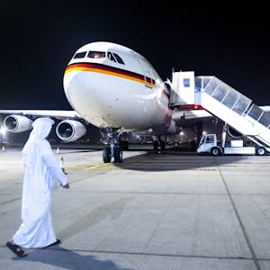 Der Regierungs-Airbus A340 steht am Flughafen Abu Dhabi.&nbsp;