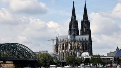 Das Panorama der Kölner Innenstadt mit Kölner Dom, Musical Dome, Hohenzollernbrücke und Rheinufer der Stadt Köln gesehen vom Deutzer Ufer aus.