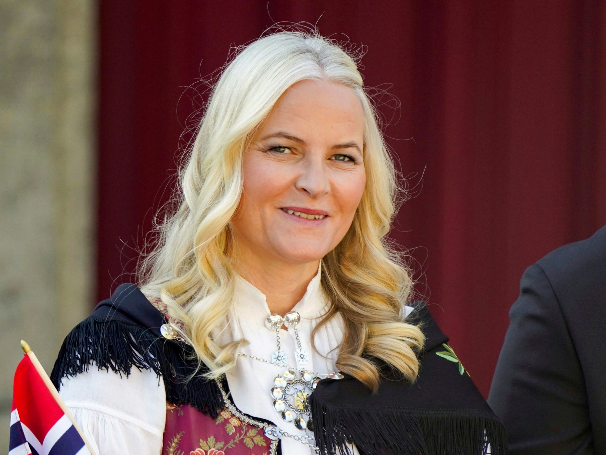 Kronprinzessin Mette-Marit von Norwegen beobachtet eine Parade anlässlich des norwegischen Verfassungstages in Skaugum, ihrer offiziellen Residenz, in der Nähe von Oslo.