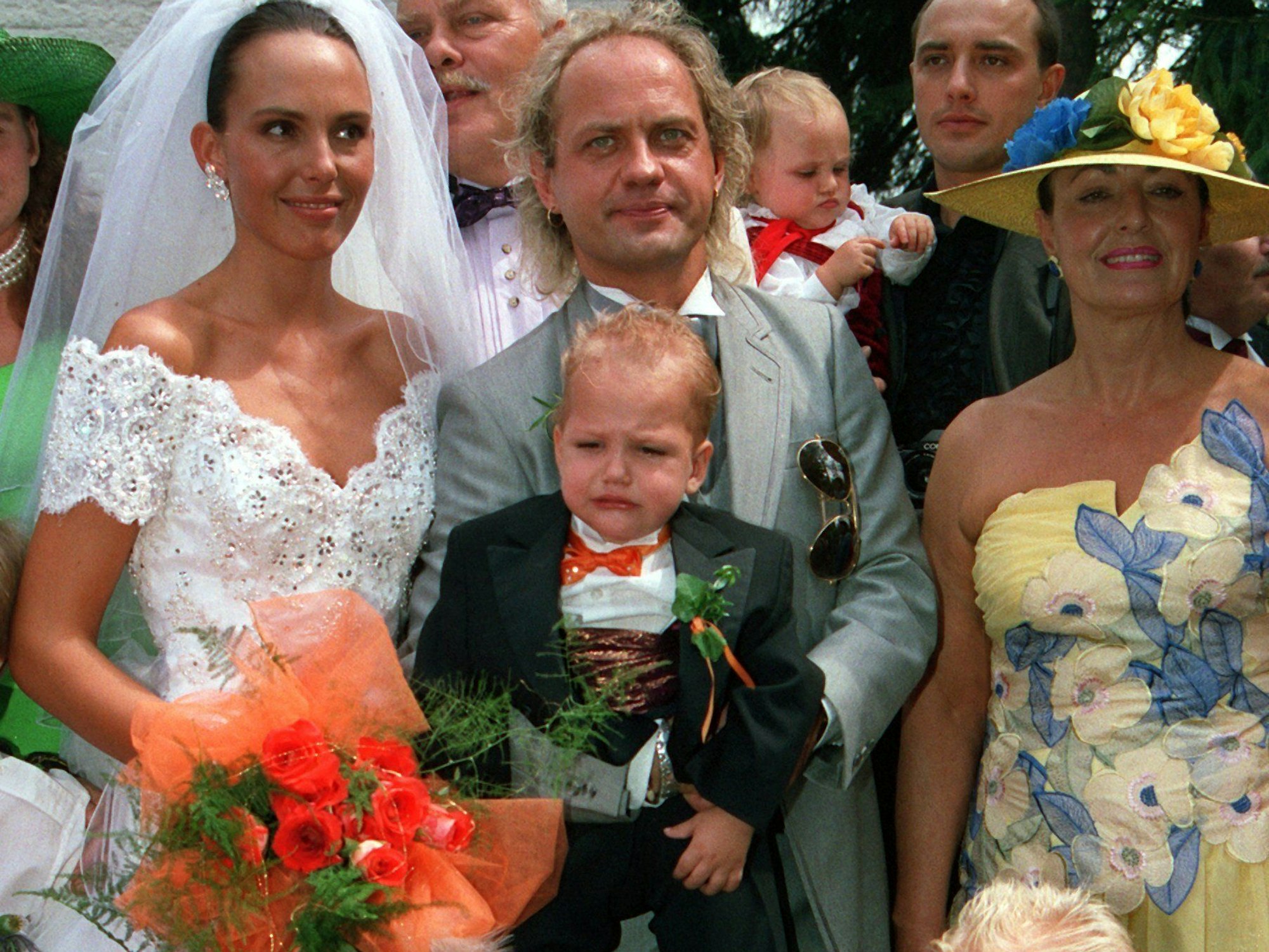Der deutsche Schauspieler Uwe Ochsenknecht und seine Ehefrau Natascha, aufgenommen bei der Trauung am 10.7.1993 in München.