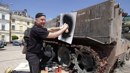 Der Kölner Künstler und Bananensprayer Thomas Baumgärtel bei seinem Besuch in der Ukraine im Mai: Nachts fielen Bomben auf Kiew.