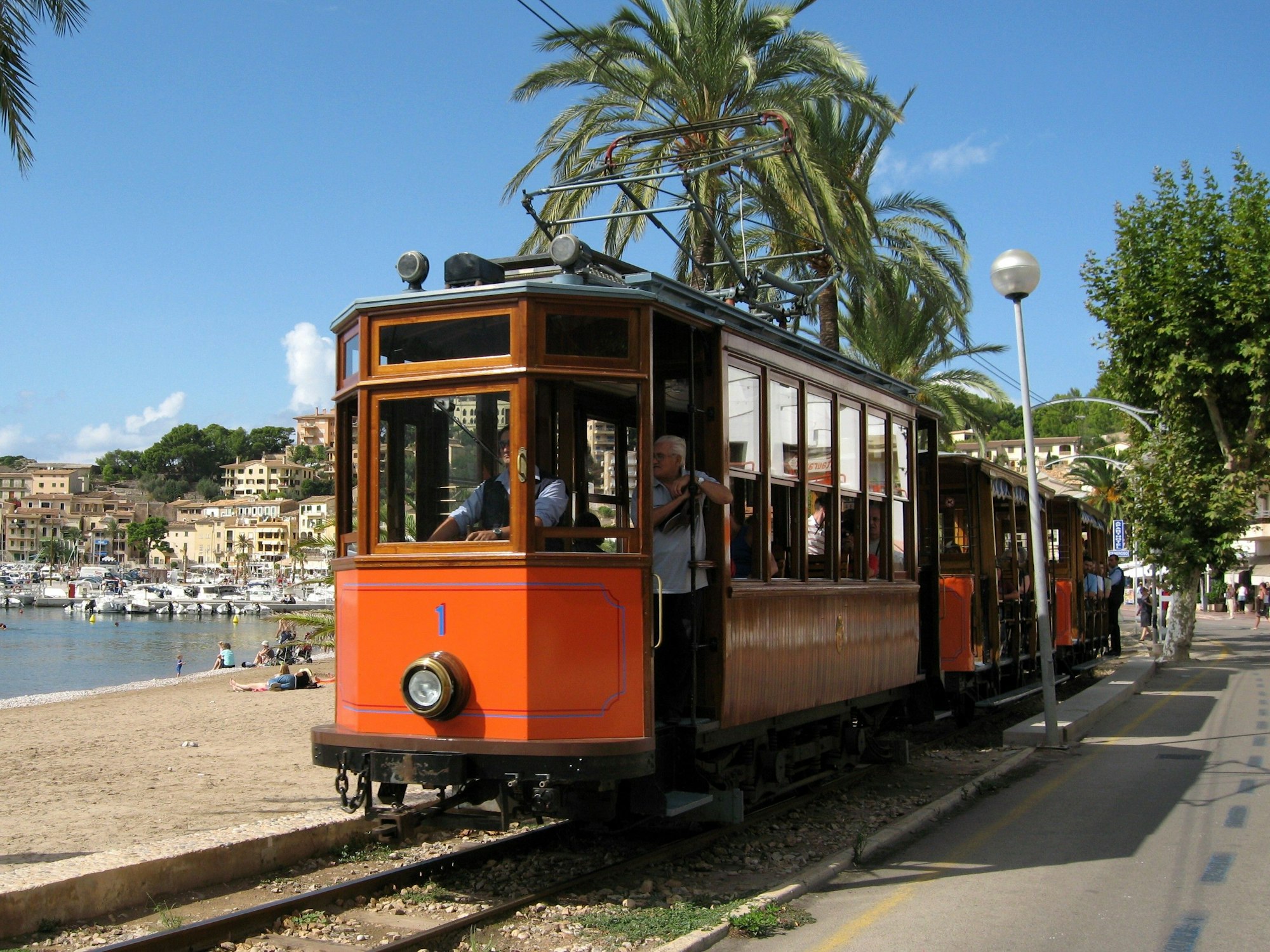 Die als „Roter Blitz“ bekannte Straßenbahn fährt durch Port de Sóller, hier im Mai 2010.
