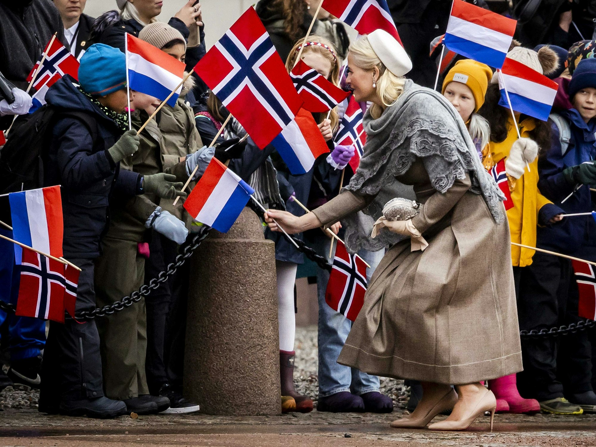 Kronprinzessin Mette-Marit von Norwegen kommt zu der Ankunft von König Willem-Alexander der Niederlande und Königin Maxima der Niederlande im Königspalast.