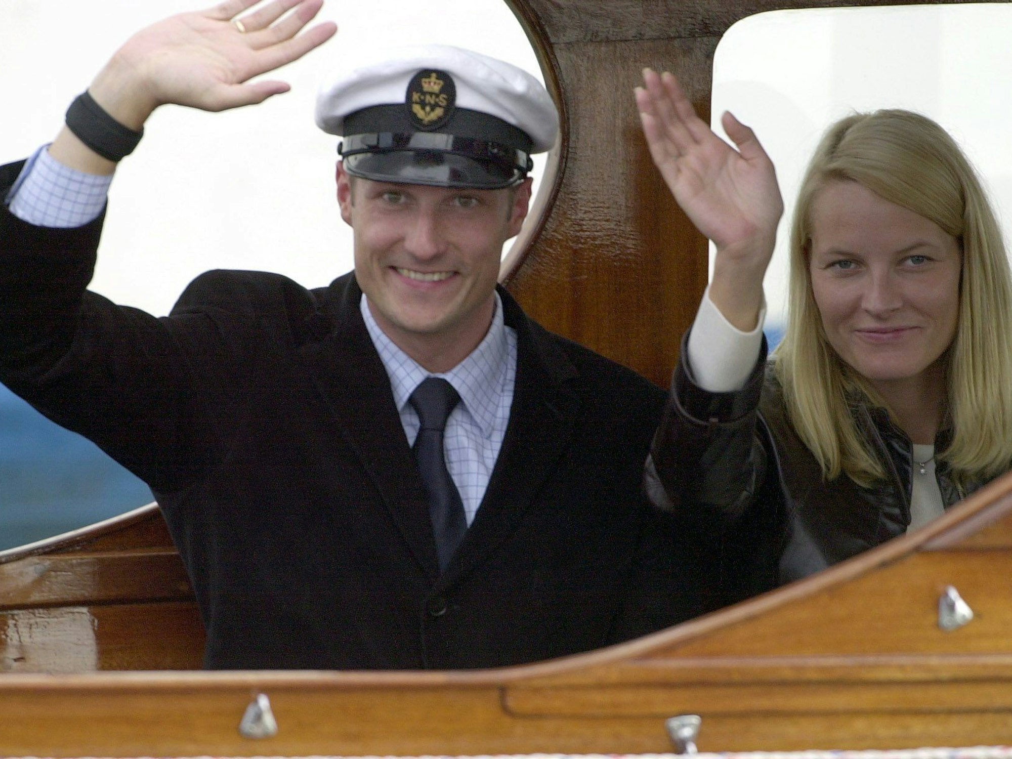 Von Bord der königlichen Schaluppe winken Kronprinz Haakon und seine Braut Mette-Marit Tjessem Høiby am 24. August 2001 im Hafen von Oslo den wartenden Journalisten zu.