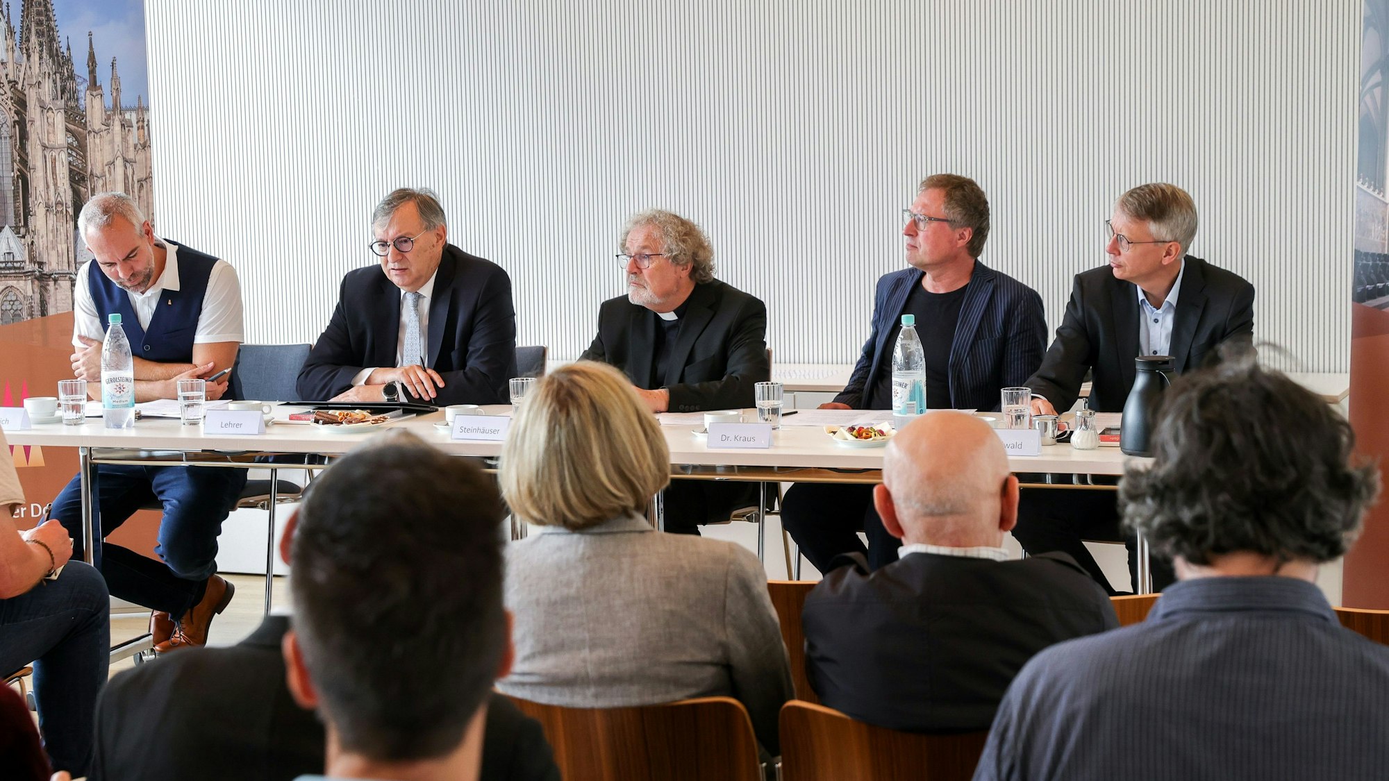 Das Bild zeigt Markus Frädrich, Abraham Lehrer, Weihbischof Rolf Steinhäuser, Dr. Stefan Kraus und Diakon Jens Freiwald bei der Pressekonferenz.