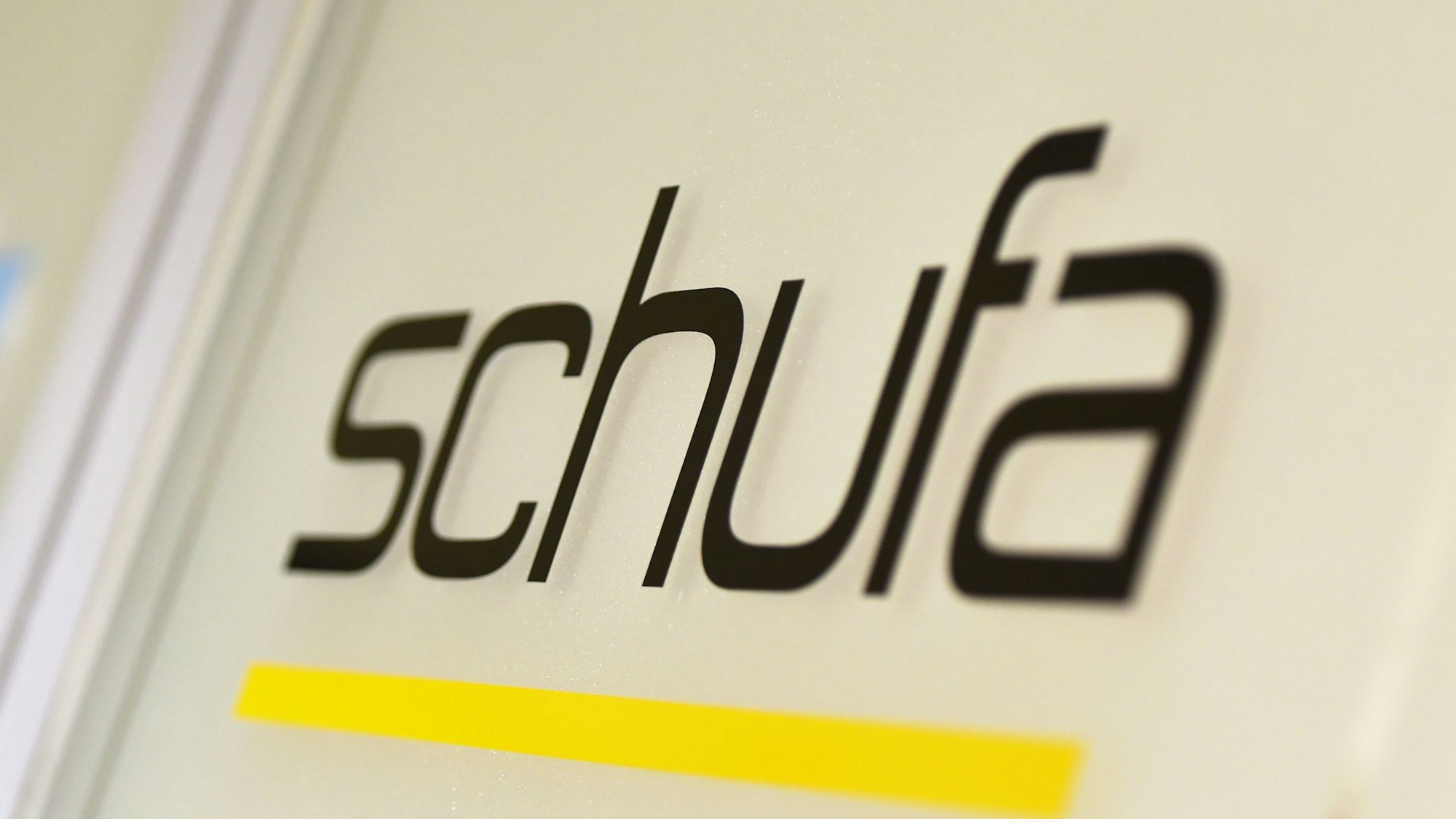 Hier sieht man den Schufa-Schriftzug, aufgenommen an der Schufa Geschäftsstelle in Berlin.