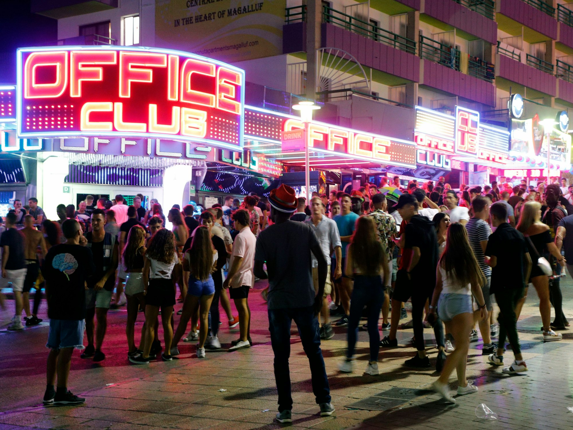 Jugendliche stehen in Magaluf vor Bars und Diskotheken auf der Straße, um zu rauchen und sich zu unterhalten.