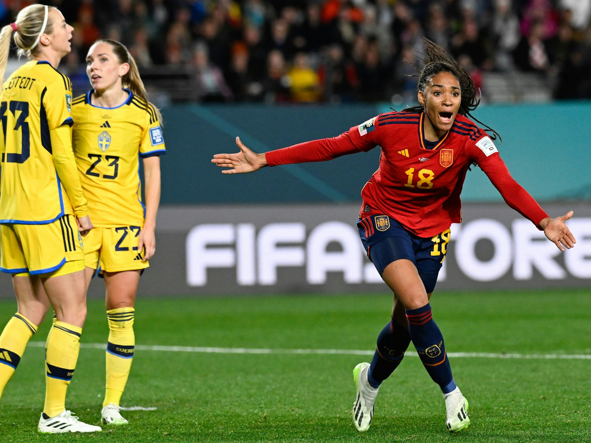 Salma Paralluelo jubelt nach ihrem Tor im WM-Spiel gegen Schweden am 15. August 2023.