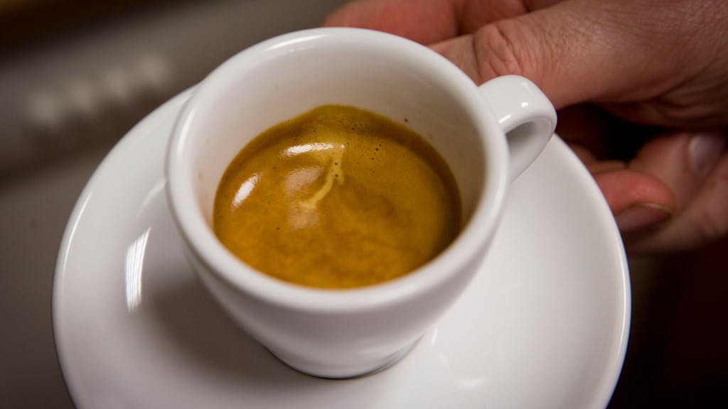 Espresso steht in Rödermark (Hessen) in einer Tasse fertig zum Genießen da.&nbsp;