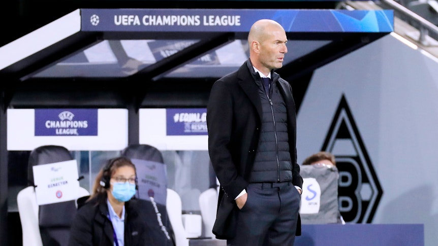 Zinedine Zidane am 27. Oktober 2020 als Trainer von Real Madrid beim Champions-League-Gruppenspiel gegen Borussia Mönchengladbach im Borussia-Park.